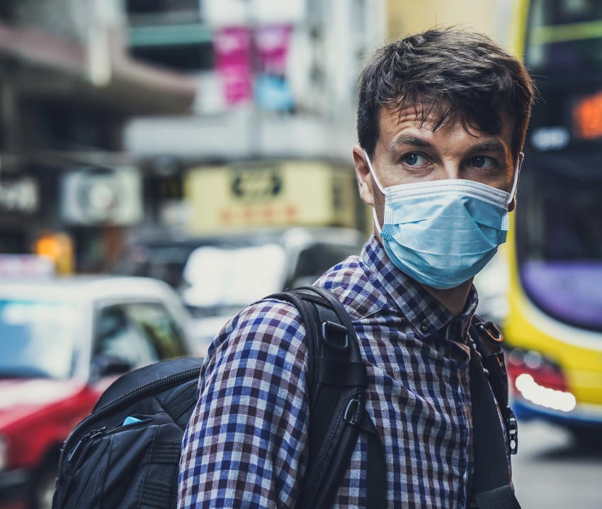 Homem a usar máscara de proteção na rua